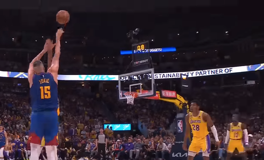 Το απίστευτο buzzer beater του Γιόκιτς που έκανε τον Ντέιβις να βάλει τα γέλια από τα νεύρα του (vid)