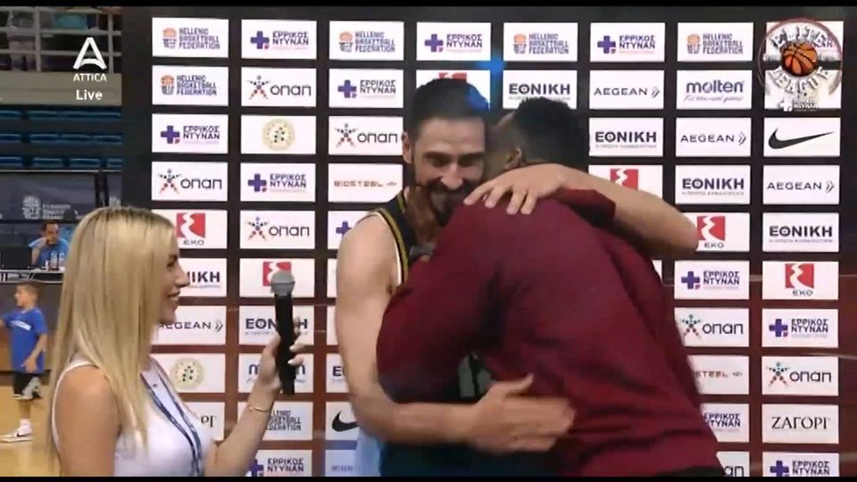 Η… έκρηξη αγάπης του Θανάση στον Καμπερίδη! (vid)