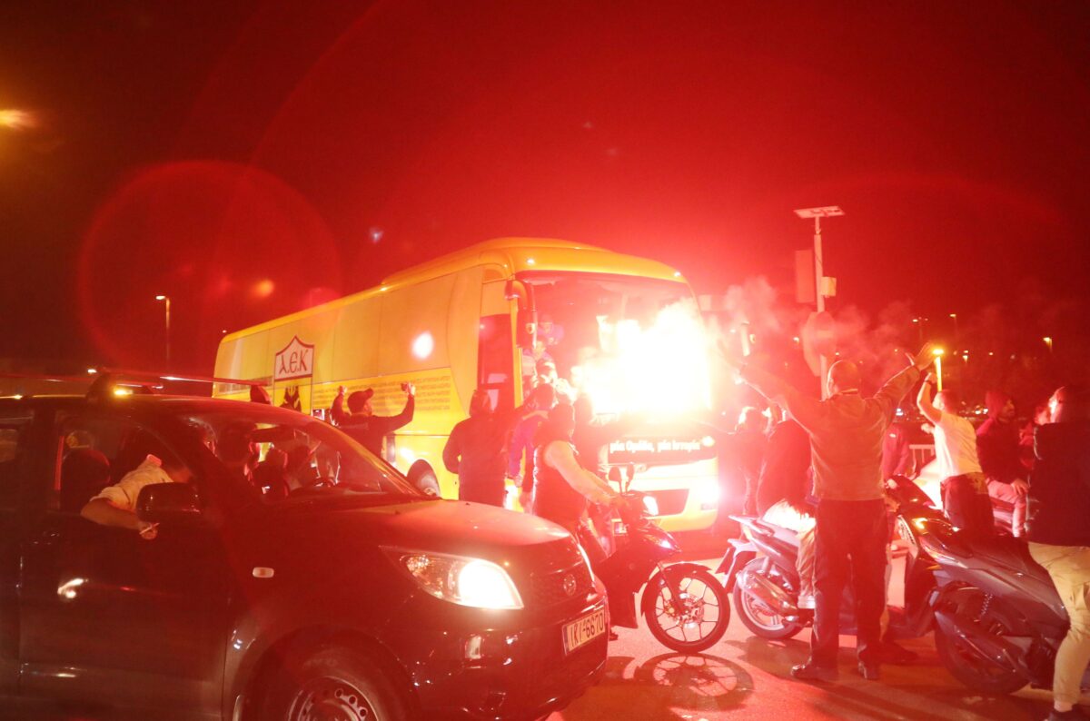 Τρέλα και παράνοια από τους οπαδούς για την ΑΕΚ στο Ελευθέριος Βενιζέλος (vids & gallery)