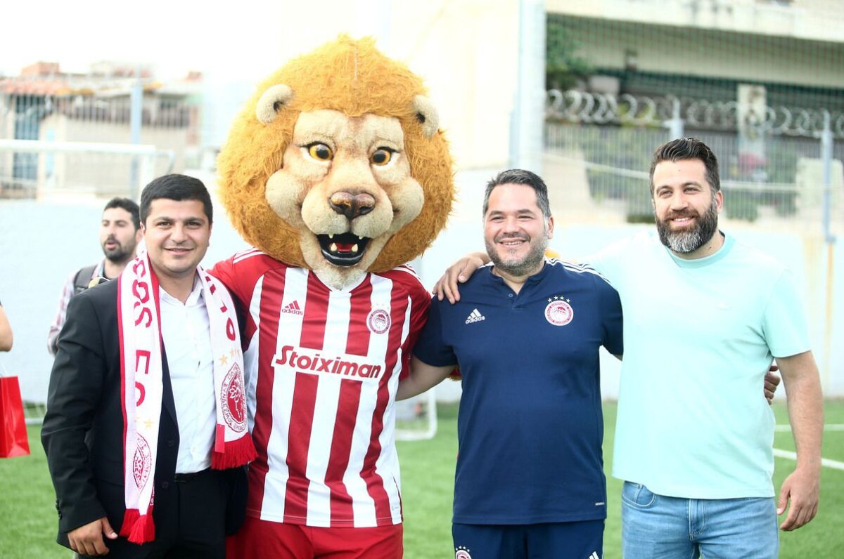 Το «ερυθρόλευκο» χαμόγελο που πρόσφερε ο Ολυμπιακός σε 40 ασυνόδευτα ανήλικα (vid)