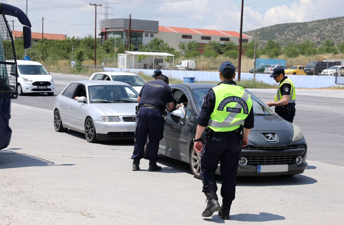 Δρακόντεια μέτρα ασφαλείας γύρω από το Πανθεσσαλικό κι αυστηροί έλεγχοι της Αστυνομίας πριν τον τελικό (gallery)