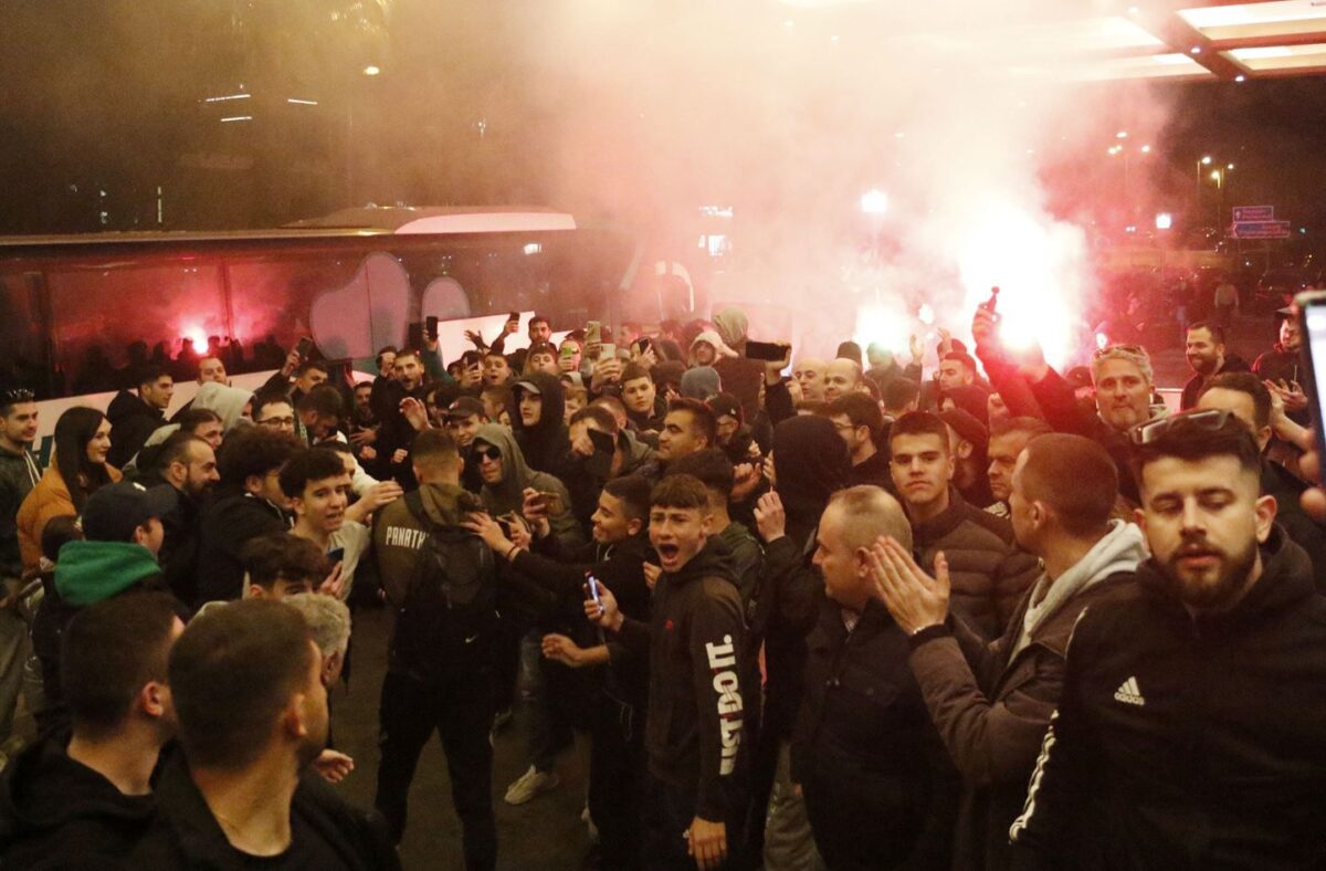 Αποθέωσαν την αποστολή και ζήτησαν νίκη στο ντέρμπι με την ΑΕΚ οι οπαδοί του Παναθηναϊκού (vid)
