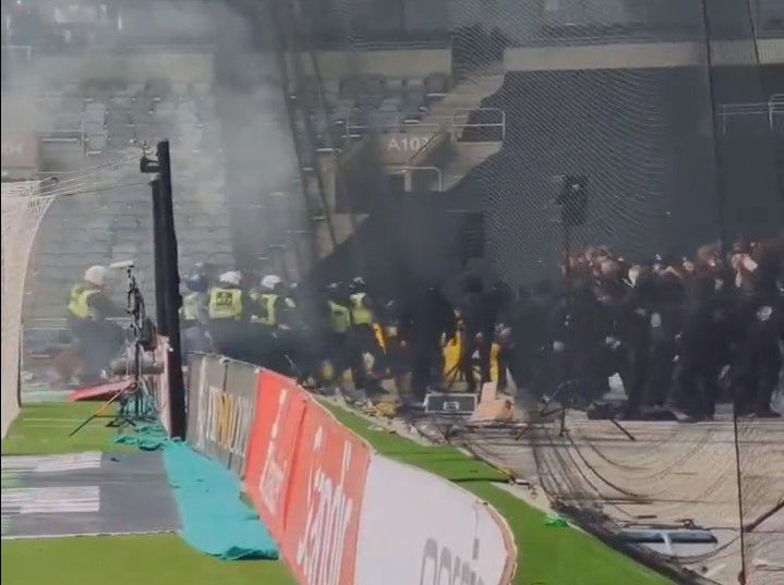 Πρωτοφανή επεισόδια στη Σουηδία στο ντέρμπι Τζουγκάρντεν – ΑΙΚ Στοκχόλμης – Συγκρούσεις με την αστυνομία (vids)