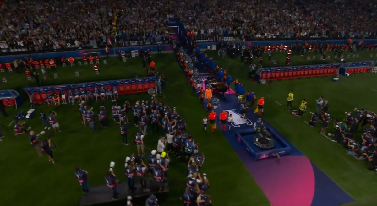 Καθηλωτική η είσοδος των ομάδων – Ο ύμνος του Champions League με συνοδεία πιάνου! (vid)