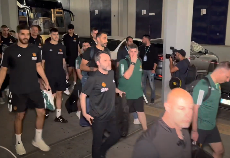 H στιγμή της άφιξης του Παναθηναϊκού στο ΣΕΦ