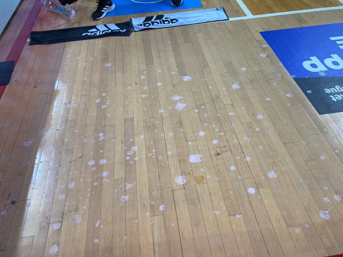 O Ολυμπιακός κατήγγειλε φραστική επίθεση οπαδού του Παναθηναϊκού από τα court seats στον Μπαρτζώκα – Επίθεση με γιαούρτια στην αποστολή