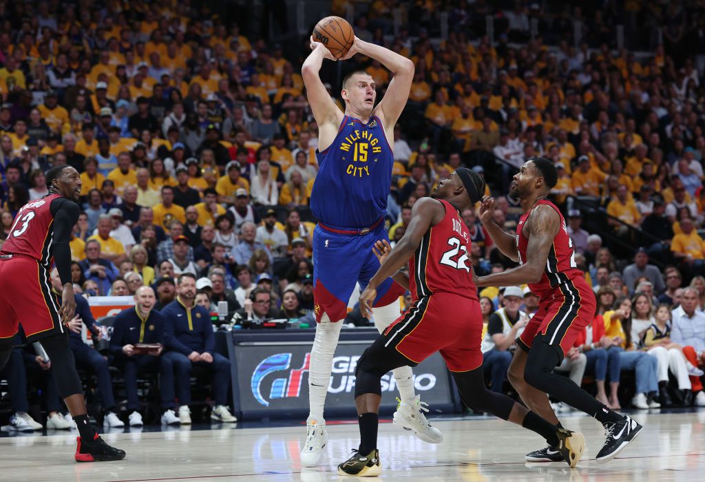 Οι Νάγκετς με τη γνωστή συνταγή νίκησαν άνετα τους Χιτ στην πρεμιέρα των τελικών (vids)