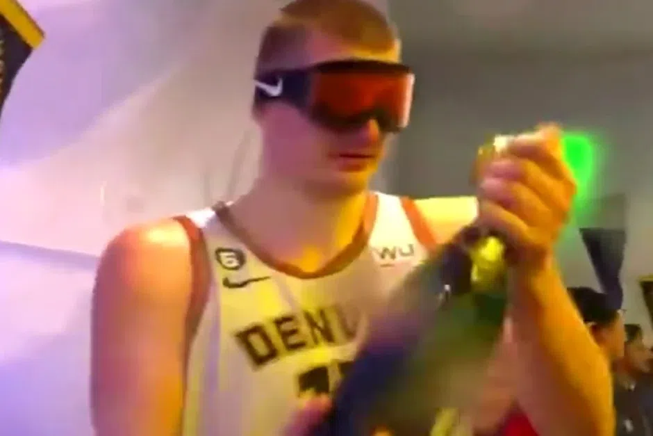 O Νίκολα Γιόκιτς δεν έχει ιδέα από σαμπάνιες, αλλά θα μάθει… (vid)