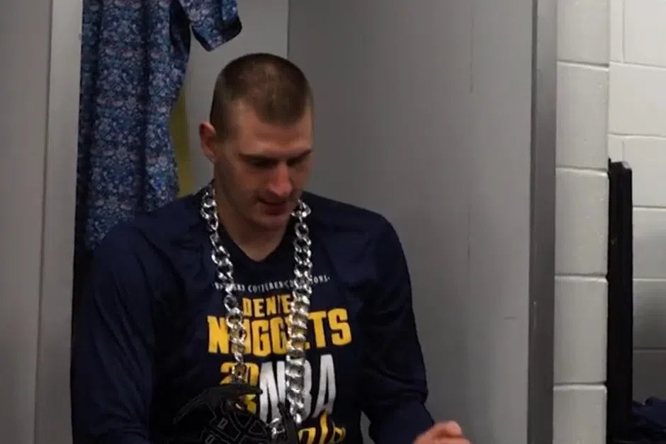 Χτύπησε, μα δεν πόνεσε, triple double… δεν έκανε, αλλά ο Γιόκιτς φόρεσε και πάλι το περιδέραιο του MVP (vids)