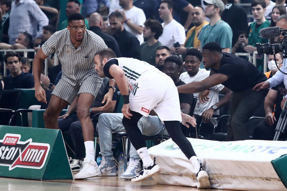 Τρομερή στιγμή: Ο Παππάς πήγε να πέσει και ο Αντετοκούνμπο έσπευσε να τον σηκώσει