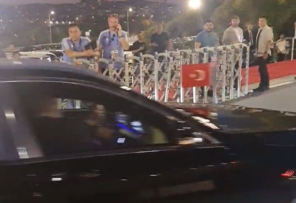 Χάος με την άφιξη του Ερντογάν – Κρατούσαν εκτός τους οπαδούς για να φτάσει ο Τούρκος πρόεδρος! (vid)