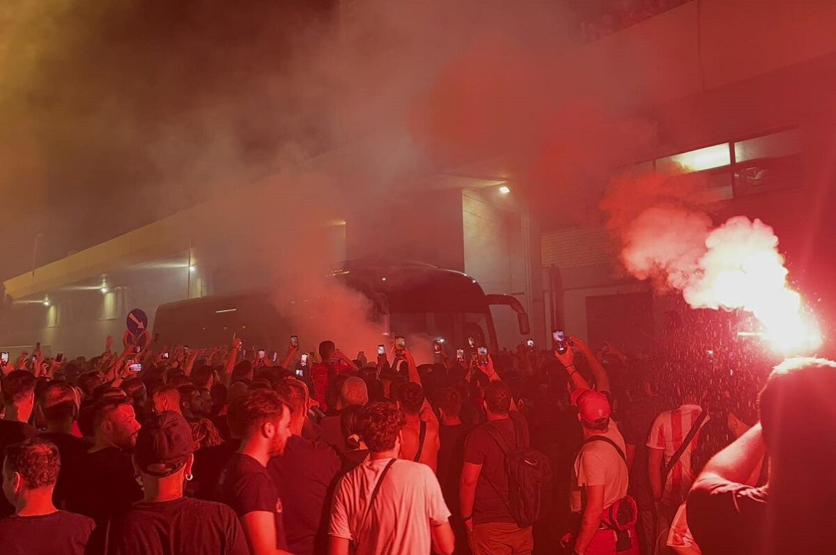 Πανζουρλισμός για τους πρωταθλητές – Χιλιάδες κόσμου στο ΣΕΦ υποδέχτηκαν τον Ολυμπιακό! (gallery & vids)