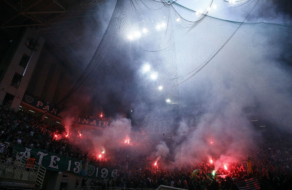 Εκκένωση του γηπέδου αποφάσισαν οι διαιτητές – Αποχωρούν οι φίλαθλοι