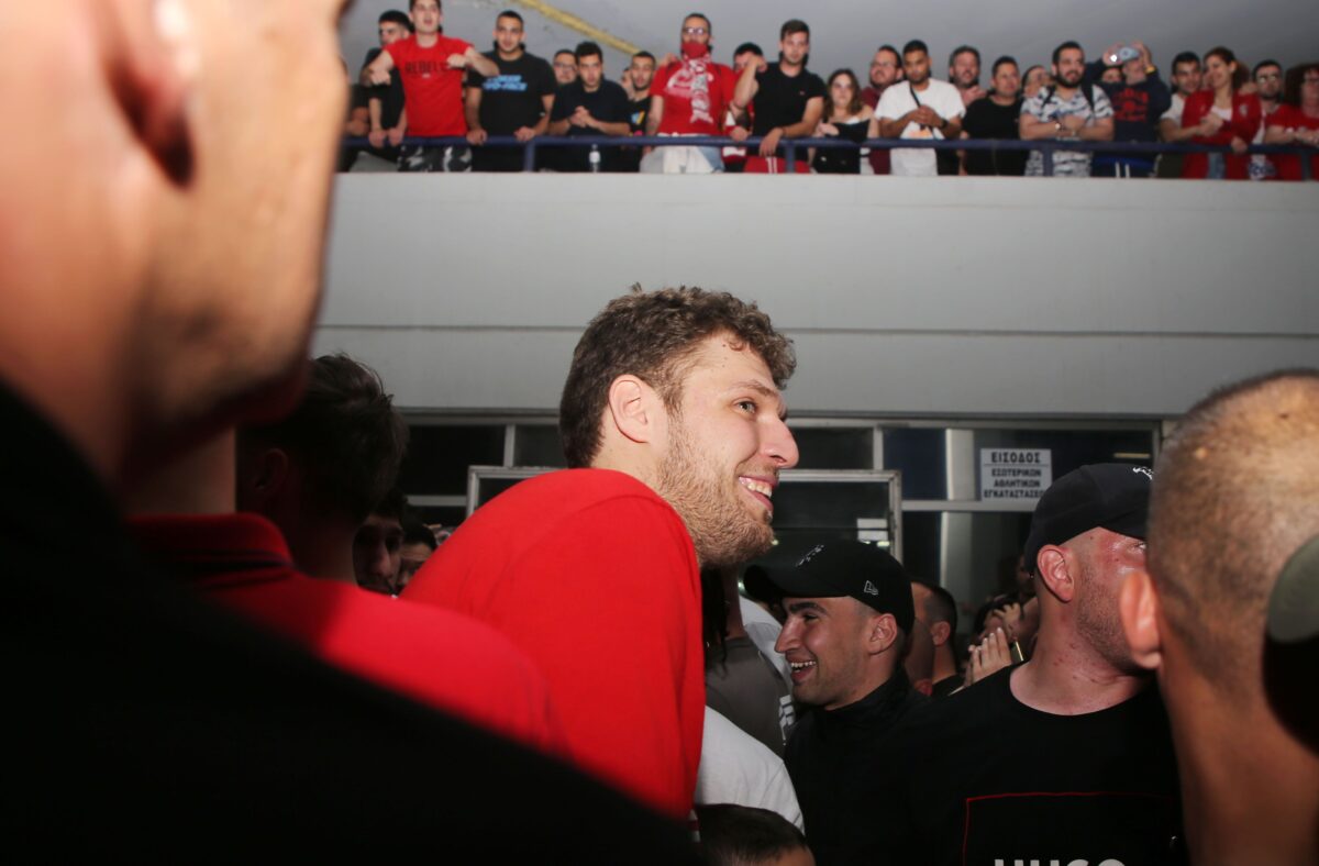 «Σάσα μείνε στον Ολυμπιακό και γράψ’ το Σακραμέντο στ’ @ρ#!δ^@ σου τα δυο»: Ο κόσμος έστειλε μήνυμα στον Βεζένκοφ