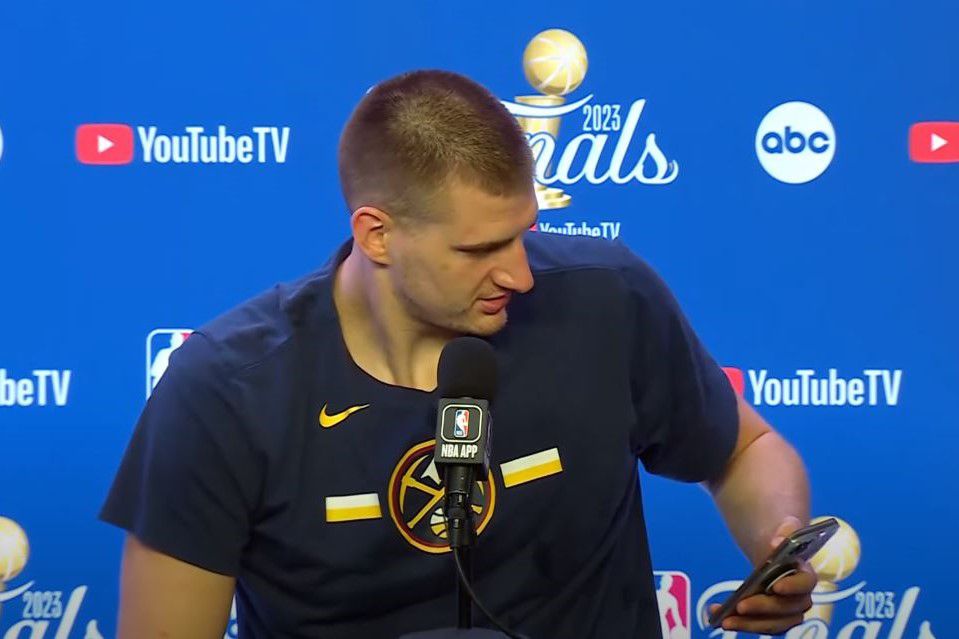 O Γιόκιτς κοίταξε το τηλέφωνό του να δει αν του έστειλε μήνυμα ο Τζόκοβιτς και έπαθε… σοκ (vid)