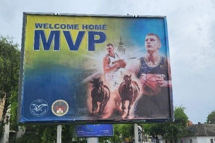 Στο χωριό του Νίκολα Γιόκιτς έχουν ετοιμάσει υποδοχή και τον περιμένουν με αγωνία