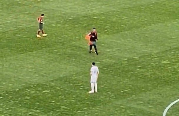 Φανατικός θαυμαστής του Ρονάλντο μπούκαρε στο γήπεδο για να τον αγκαλιάσει και έκανε… Siu (vid)