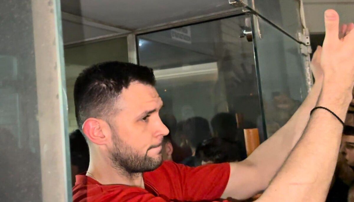 Παπανικολάου στον κόσμο: «Σας ευχαριστούμε, κρατήστε κάτι και για την φιέστα το Σάββατο»