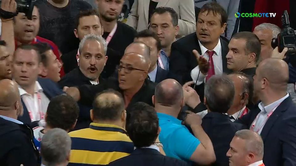 Αποθέωση, ξέσπασμα και επεισόδια: Το σόου του Αταμάν μετά τη νίκη – πρόκριση της Εφές επί της Φενέρ (vid)