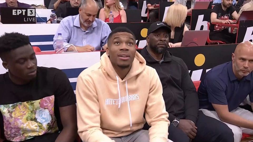 Παρουσία του Αντετοκούμπο και του κόουτς των Μπακς το Game 3 του ΣΕΦ – Αποθέωση για τον Greak Freak τους οπαδούς του Ολυμπιακού (vid)