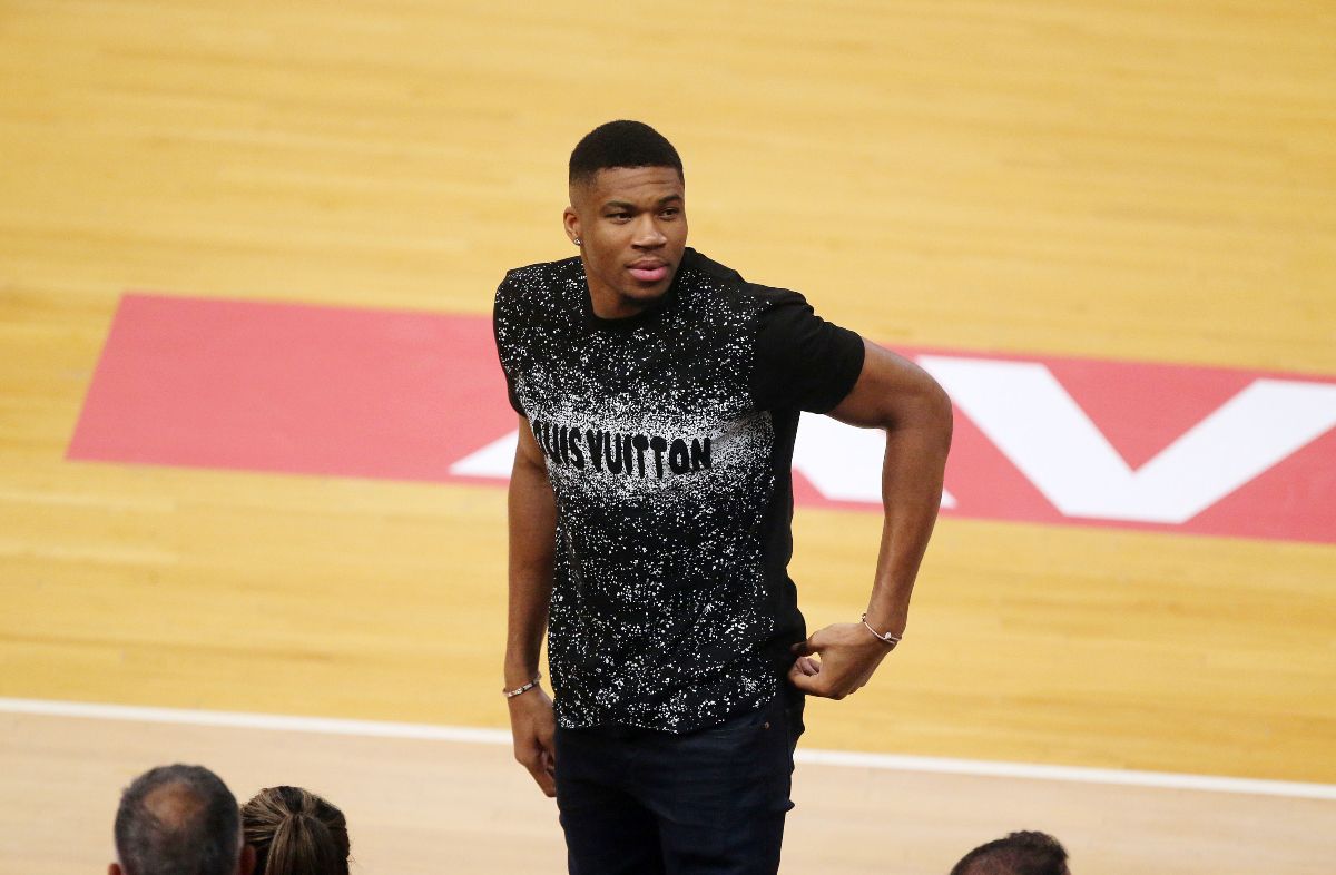 Στο ΟΑΚΑ για το Game 2 των τελικών της Basket League ο Γιάννης Αντετοκούνμπο (vid)