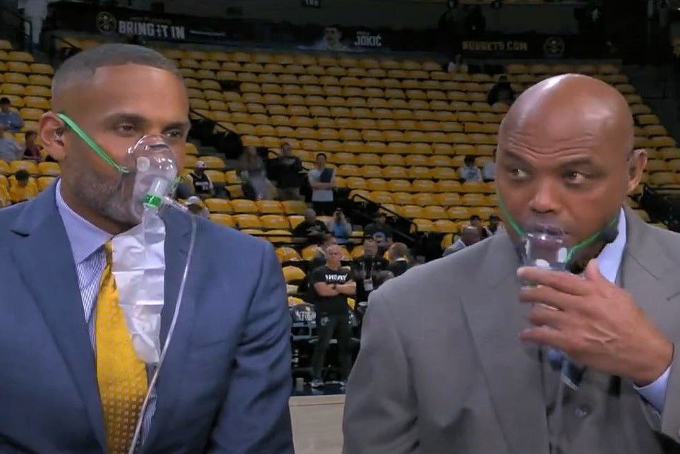 Οι μάσκες οξυγόνου έγιναν το αγαπημένο αστείο του Ντένβερ, με τους Χιλ και Μπάρκλεϊ να το απολαμβάνουν (vid)