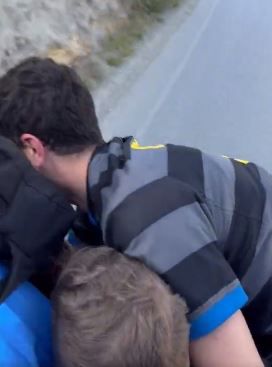 Αγκαλιασμένοι πήγαν στο γήπεδο οι φίλοι της Μάντσεστερ Σίτι και της Ίντερ με ένα αγροτικό (vid)
