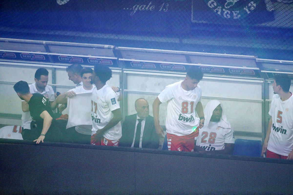 Διακοπή στο ντέρμπι του ΟΑΚΑ – Πέφτουν καπνογόνα στο παρκέ, απόφαση για εκκένωση του γηπέδου (vid)