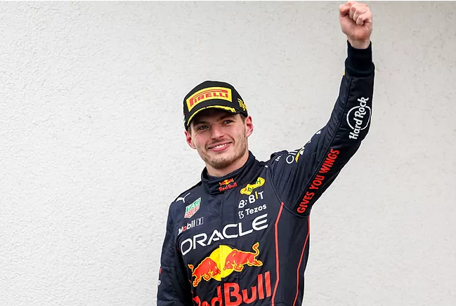 Φερστάπεν για Χάμιλτον: «Θα δείχνει… κουλ στη Ferrari, δε θέλω να φύγω από τη Red Bull»