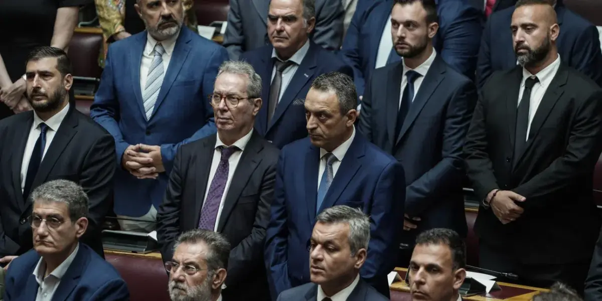 Πρώην παράγοντας του Άρη «πρώτη μούρη» στη Βουλή δίπλα στον πρόεδρο των Σπαρτιατών – Η κόντρα με τον ΣΥΡΙΖΑ