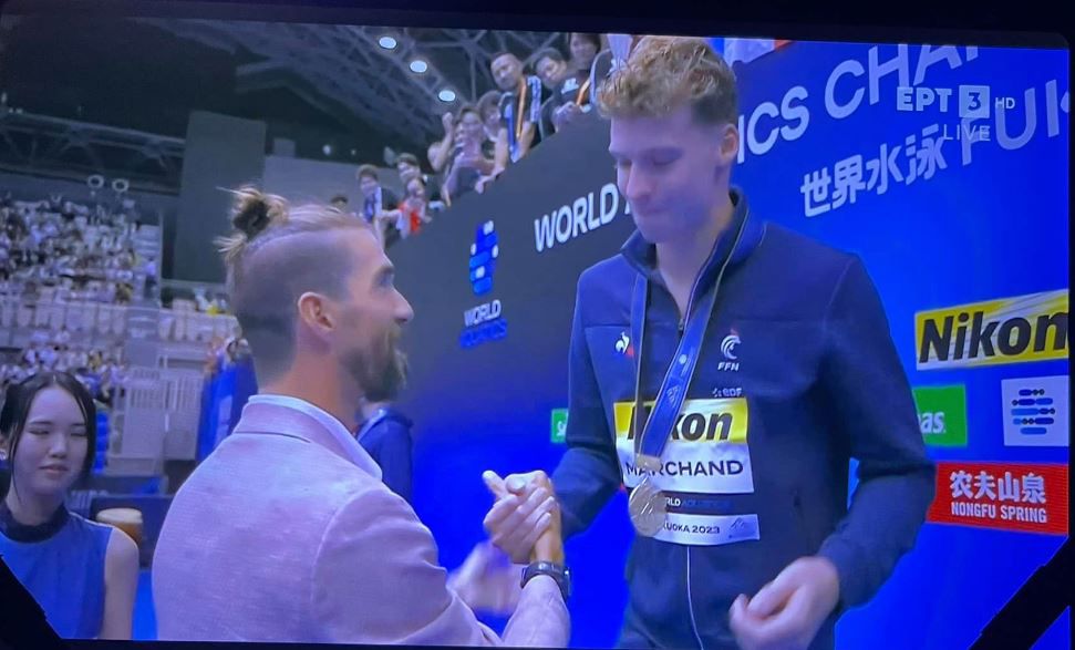 Τελετή παράδοσης – παραλαβής: Ο Φελπς έκανε την απονομή στον κολυμβητή που κατέρριψε το ρεκόρ του