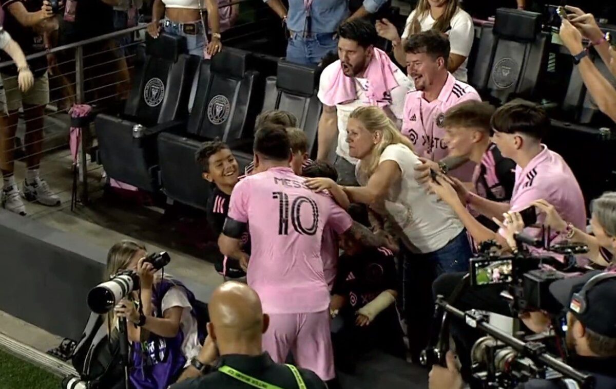 Ο ξεχωριστός πανηγυρισμός του Μέσι με τα παιδιά του μετά την αριστουργηματική εκτέλεση φάουλ (vid)