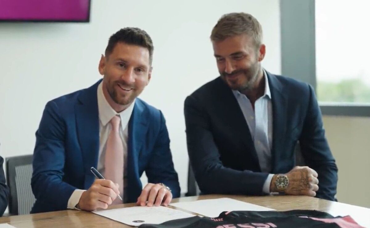 Το μπλε σακάκι και η ροζ γραβάτα του Μέσι κατά την υπογραφή του συμβολαίου του με την Ίντερ Μαϊάμι (vids)