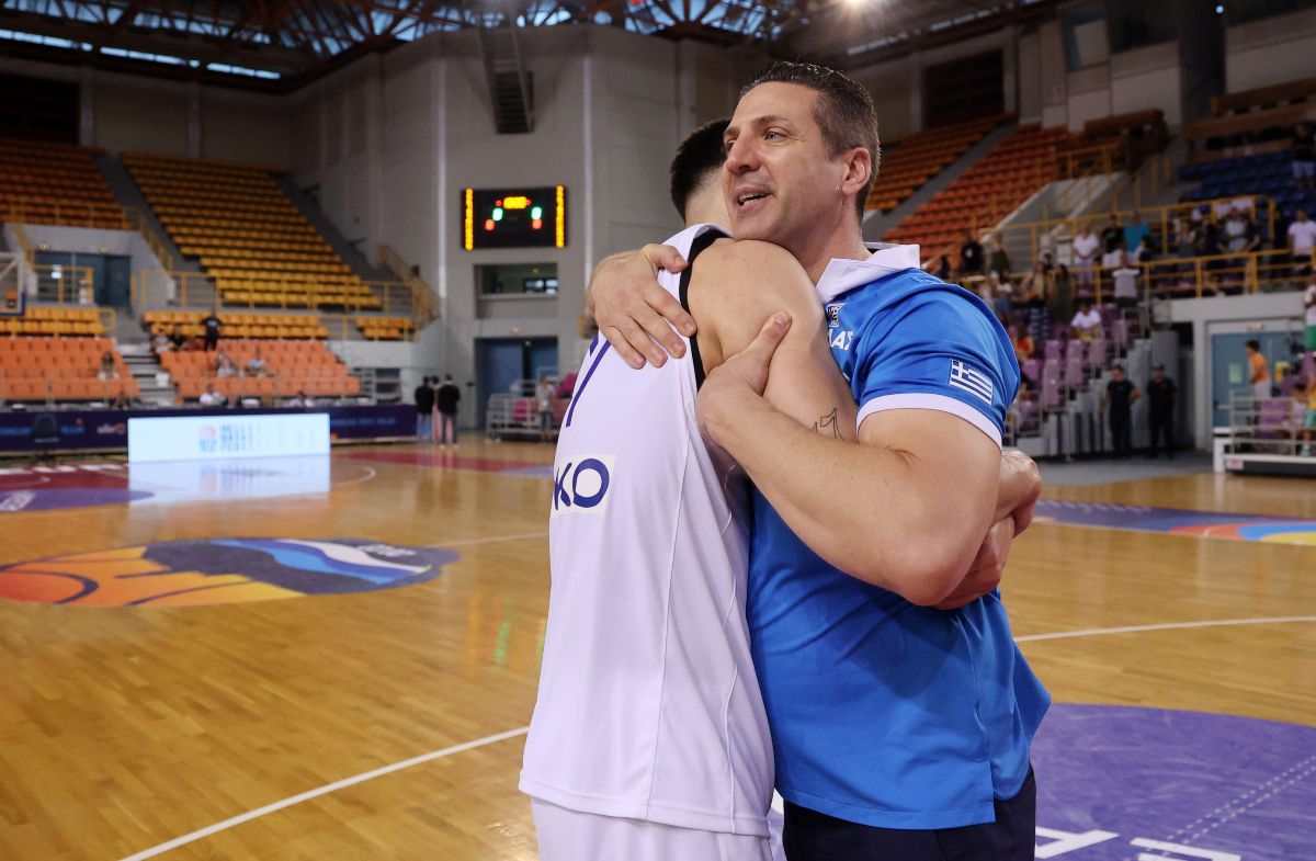 Ο προπονητής της χάλκινης Εθνικής Νέων, Κώστας Παπαδόπουλος, στο Sportal: «Από την πρώτη στιγμή πίστεψα στο μετάλλιο – Καμία ομάδα δεν δούλεψε πιο σκληρά από εμάς»