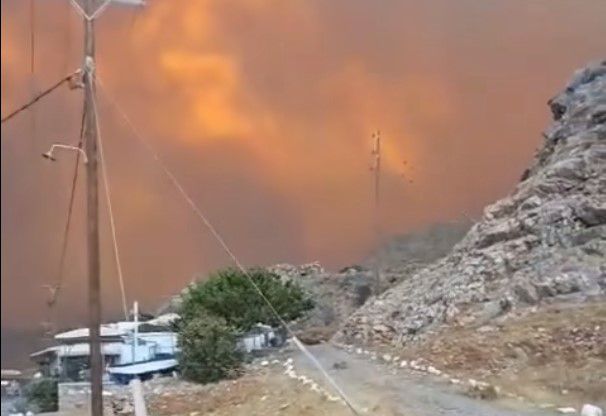 Εικόνες αποκάλυψης από τη φωτιά στη Ρόδο: Καίγονται ξενοδοχεία – Εκκενώσεις δια θαλάσσης
