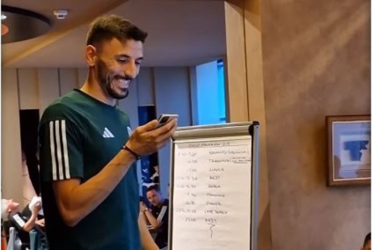 Στο γυμναστήριο με «Παράλληλη Αγάπη» ο Παναθηναϊκός – Τραγούδησε στα ισπανικά ο Μλαντένοβιτς (vid)