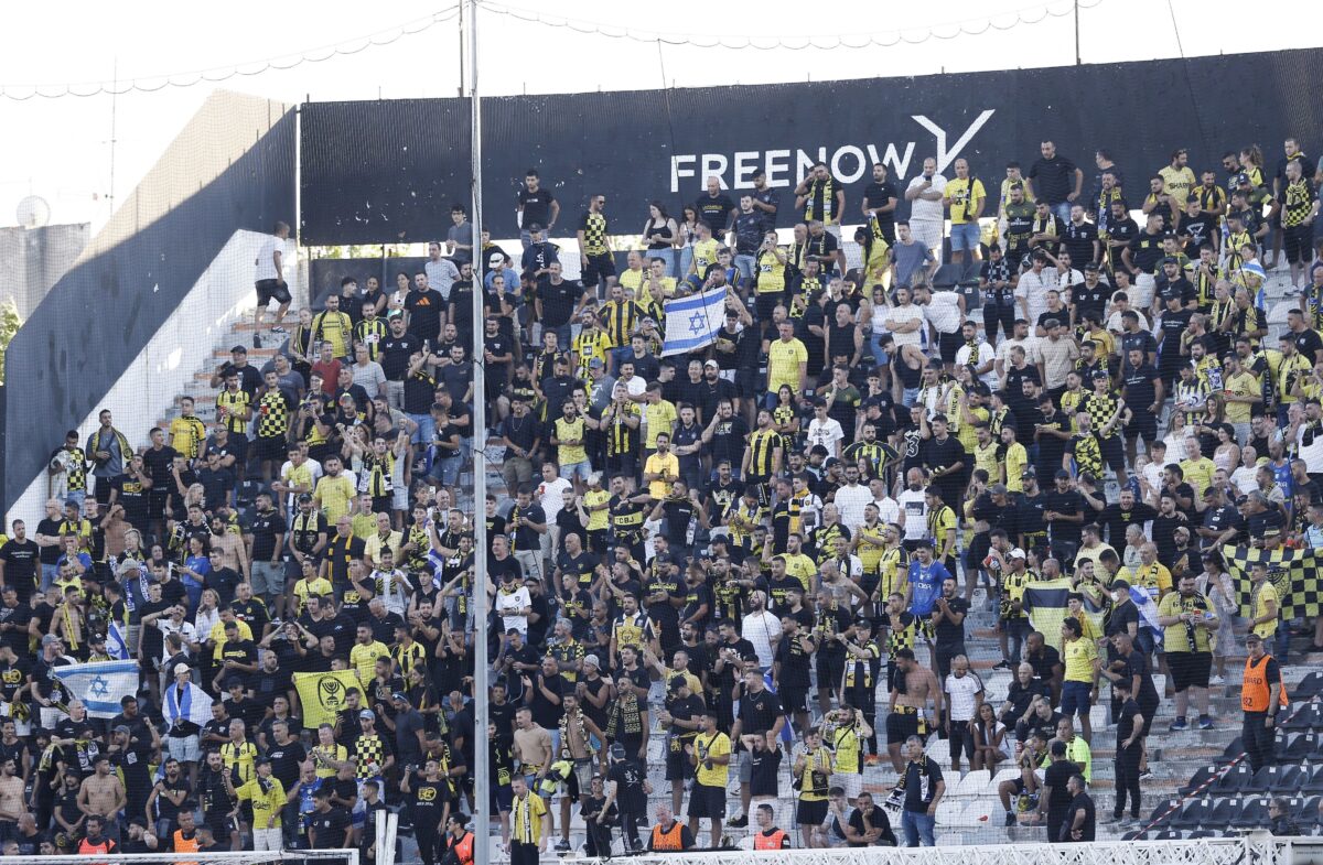 Συλλήψεις οπαδών της Μπεϊτάρ που πέταξαν πυροτεχνήματα έξω από το ξενοδοχείο του ΠΑΟΚ