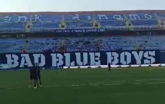 Το Sportal μπήκε στον αγωνιστικό χώρο του Μαξιμίρ – Η εξέδρα των Bad Blue Boys (vid)