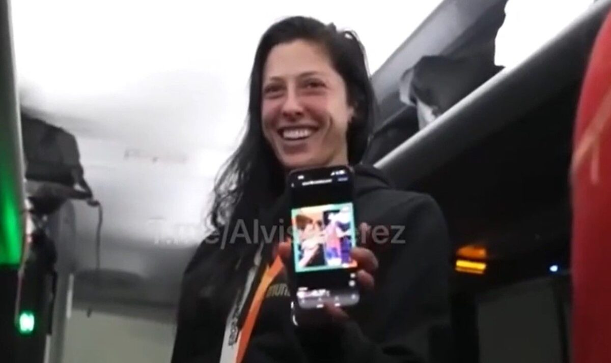 Νέο βίντεο: Η Ερμόσο και οι συμπαίκτριές της αστειεύονταν για το φιλί του Ρουμπιάλες και τον αποθέωναν μέσα στο πούλμαν