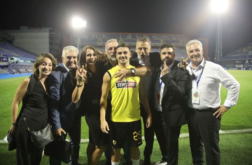 Χαμόγελα, φωτογραφίες και… κέφια πριν τη συνέντευξη για τον Γαλανόπουλο