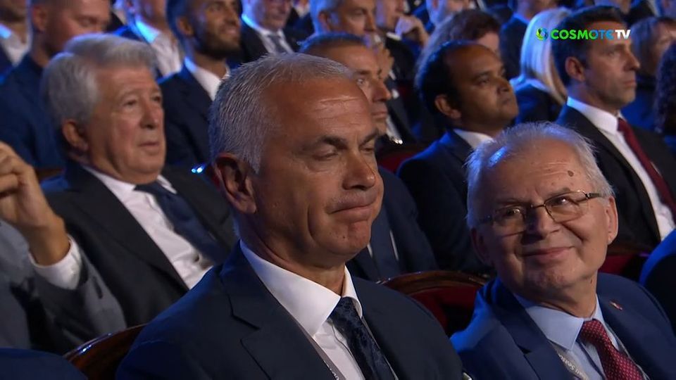 «Οχι γαμώτο»: Η απίθανη αντίδραση του παράγοντα του Ερυθρού Αστέρα όταν άκουσε τον όμιλο της ομάδας του (vid)
