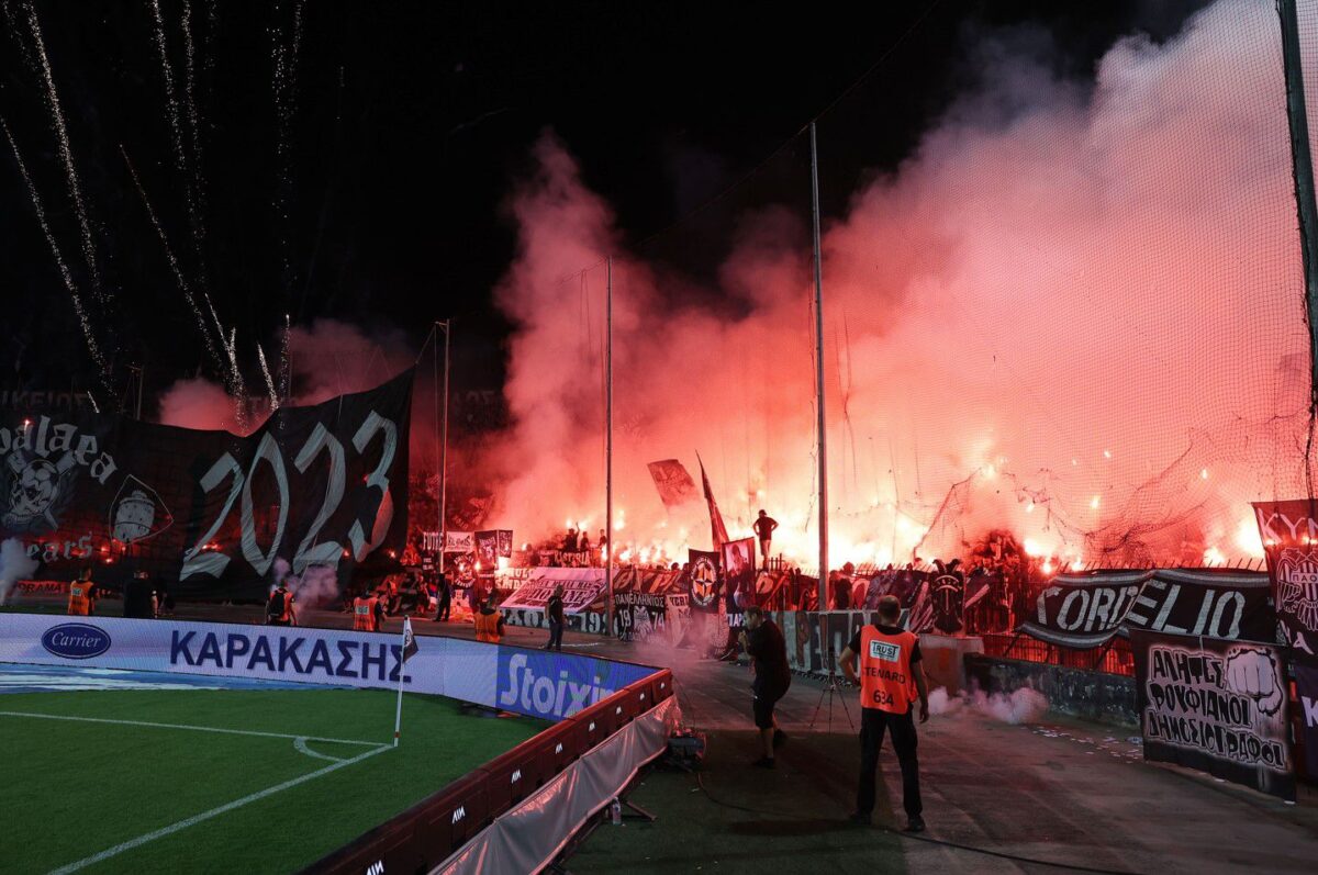 Ένας 32χρονος οπαδός συνελήφθη, καθώς άναψε πυρσούς στην Τούμπα και οδήγησε το ΠΑΟΚ – Άρης σε ολιγόλεπτη διακοπή