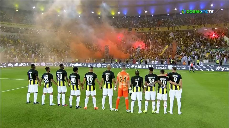 Οι παίκτες της Αλ Ιτιχάντ παρακολουθούν τους οπαδούς τους εκστασιασμένοι