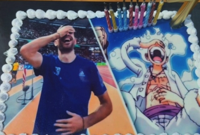 Ο Μίλτος Τεντόγλου έγινε… τούρτα