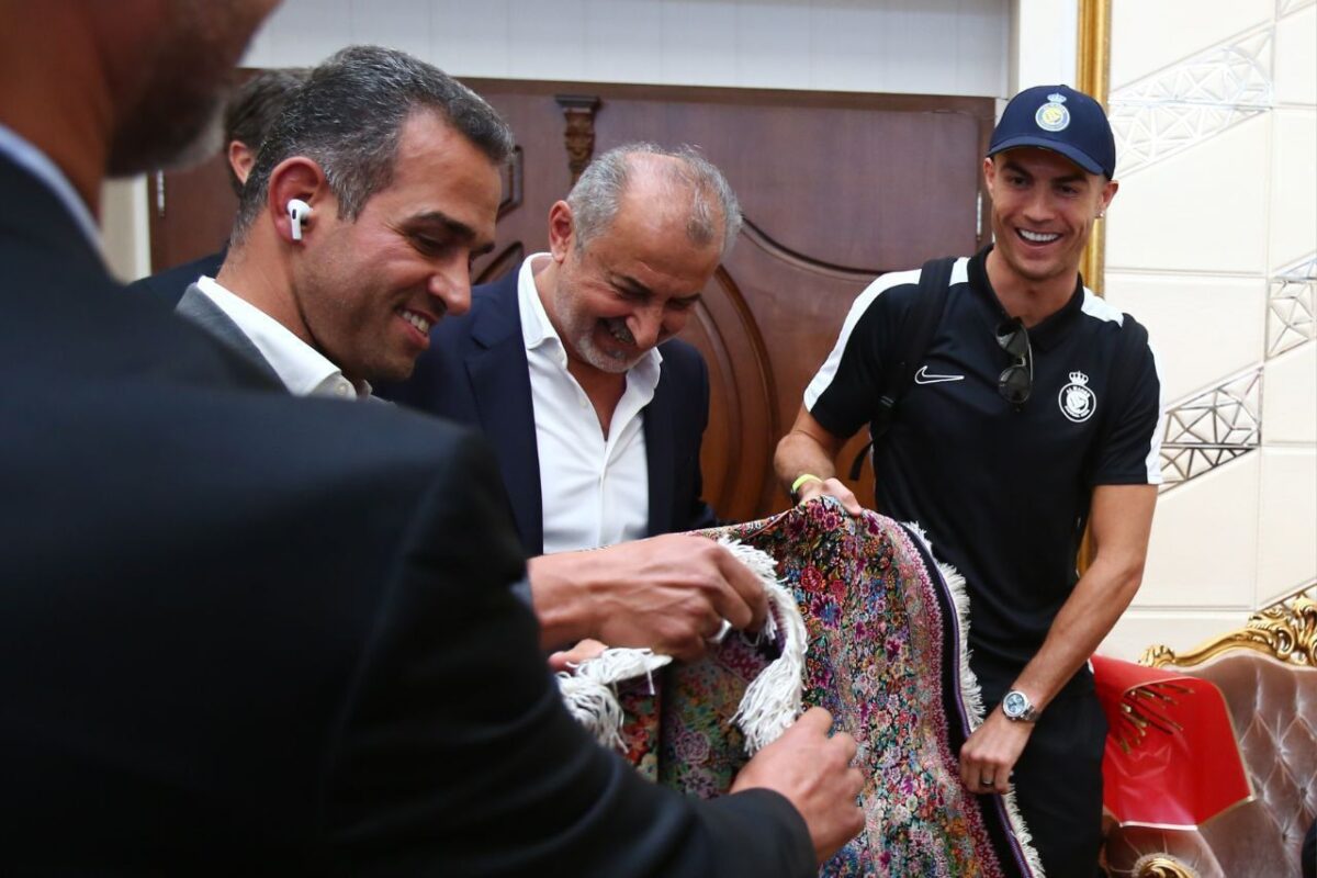«Έστρωσαν» χαλιά για τον Ρονάλντο στο Ιράν (pics)