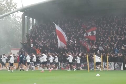 Χαμός με καπνογόνα και συνθήματα από τους οπαδούς του Άγιαξ στο προπονητικό πριν το « Klassieker» (vid)