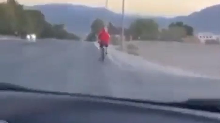 Δύο 17χρονοι έπεσαν με το αυτοκίνητο πάνω σε ποδηλάτη και τον σκότωσαν ακαριαία – Σκληρές εικόνες (vid)