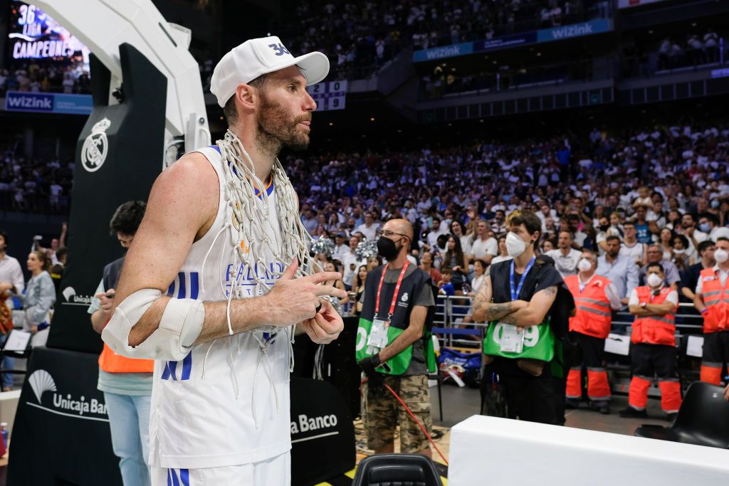 Ο Ρούντι Φερνάντεθ έκοψε το… διχτάκι και πήρε σπίτι του τον 25ο τίτλο με τη Ρεάλ Μαδρίτης (vid)