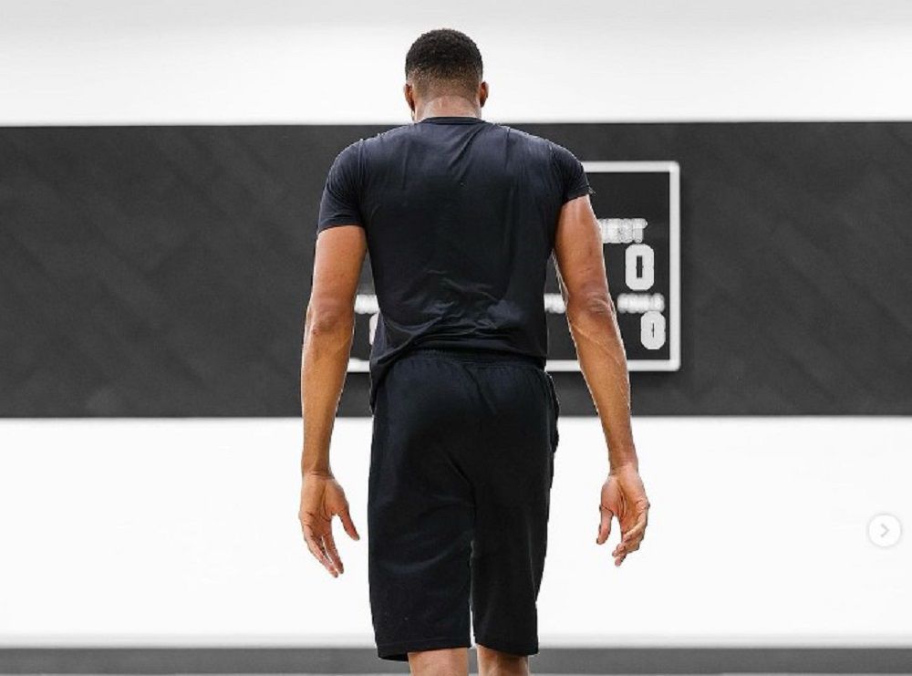 Ο Γιάννης Αντετοκούνμπο όλο το καλοκαίρι δούλευε μακριά από τα φώτα