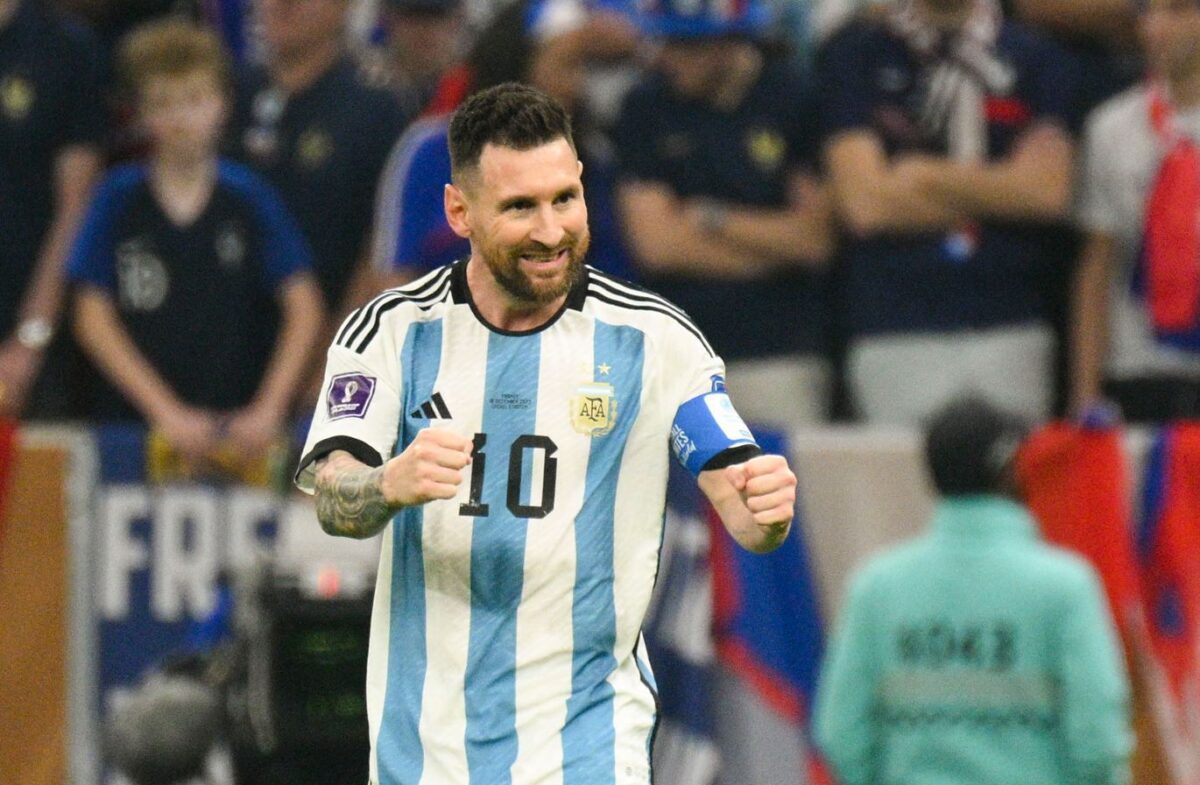 Ακάθεκτη για το Μουντιάλ η Αργεντινή με ζωγραφιές του «Βασιλιά» Μέσι – Η Ουρουγουάη ταπείνωσε τη Βραζιλία (vid)